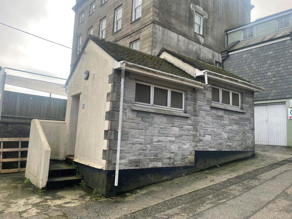 Lot: 140 - FORMER PUBLIC CONVENIENCES - Exterior of toilet block